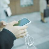 スマホを持つ女性の手
